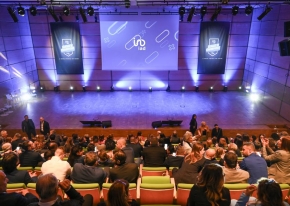 Un evento curato in ogni dettaglio, dalla scelta della location all’identità grafica e visiva, fino alla scelta dei relatori