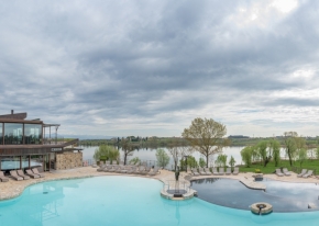 Evento aziendale esclusivo per Medi-Market Italia: location 4 stelle lusso, cena vista lago, DJ set e attività team building per 110 partecipanti in una cornice indimenticabile