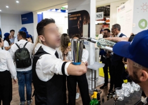 Si chiude la fiera MCE per i settori delle energie rinnovabili ed efficienza energetica. Lascia il segno il party di fine fiera presso lo stand Senec con un barman acrobatico.