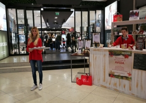 Ci siamo occupati della realizzazione di uno stand per il nostro cliente Aveda nel punto vendita situato all'interno del Coin di Genova.