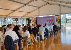 Per organizzare un evento di grandi dimensioni presso la fabbrica di Nutkao, abbiamo eretto una enorme tecnostruttura nel parcheggio dell’azienda.