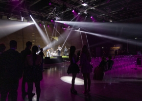 Dalla pianificazione all'esecuzione: come abbiamo organizzato un evento tematico complesso con allestimenti immersivi ispirati a Ghostbusters, Casino Royale, Barbie, Star Wars e Grease.