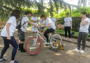 Abbiamo organizzato questa attività di team building per Gattinoni in una villa d'epoca a Varese, organizzando diversi tipi di giochi tutti con lo scopo di formare lo spirito di squadra e coordinazione giusta.